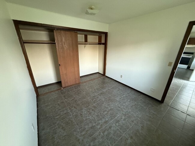 Building Photo - 1749 La Cres St