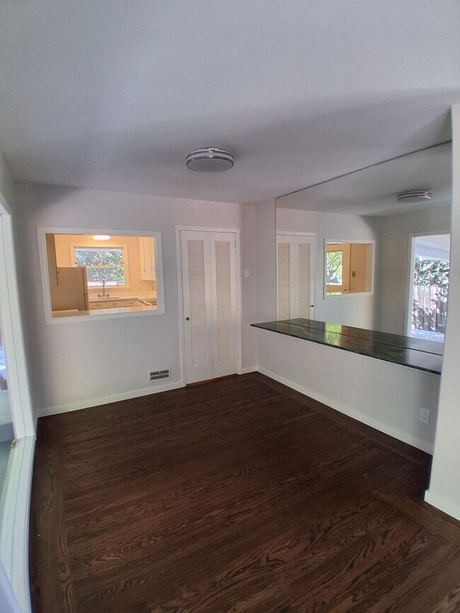 Building Photo - 1044-1048 Marcussen Drive