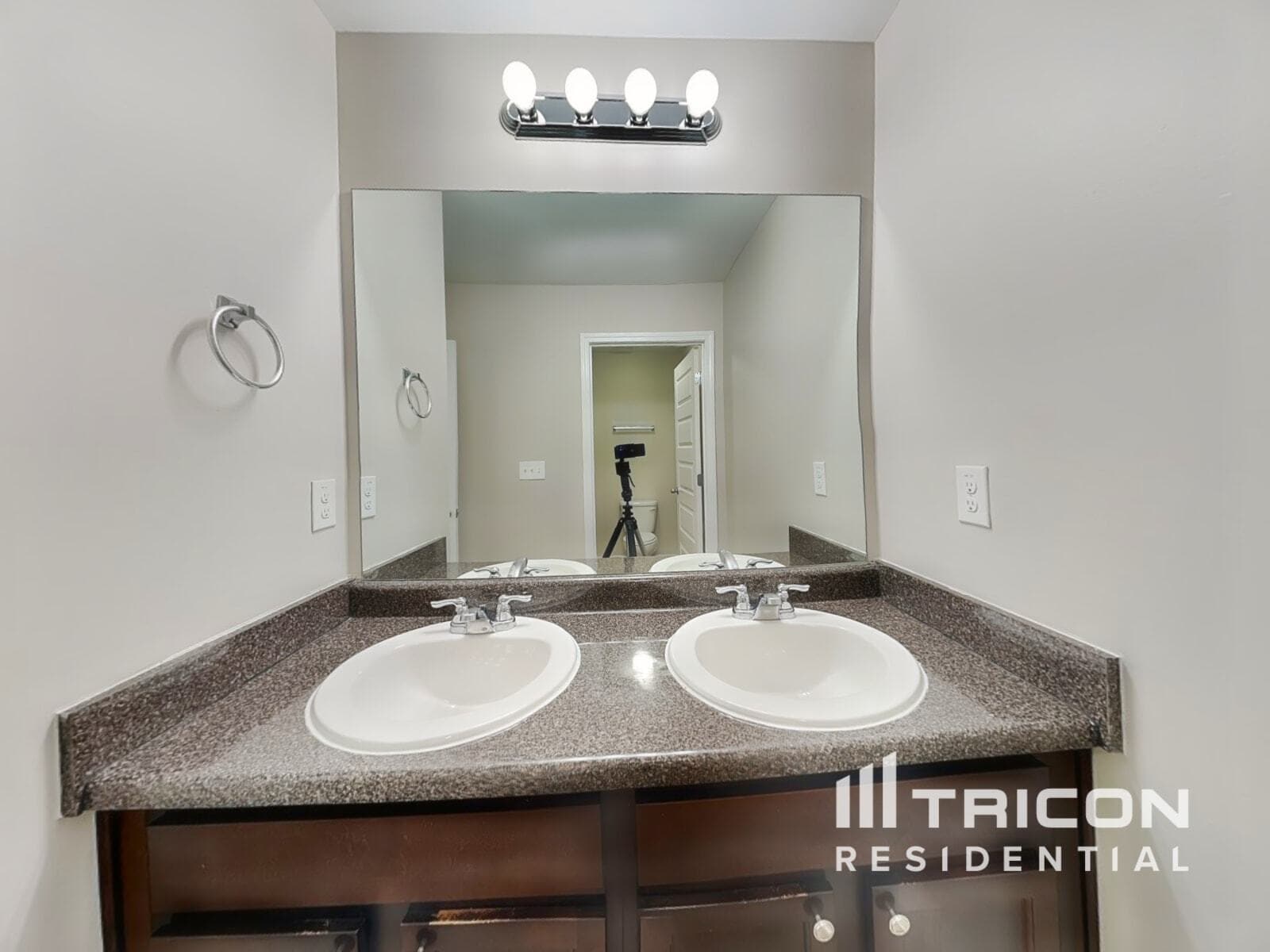 Building Photo - 1938 Roxey Ln