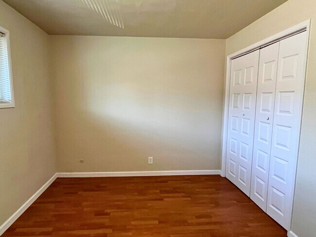 Building Photo - NEU 1333 #5- 1 Bed/1Bath Upstairs Apartment