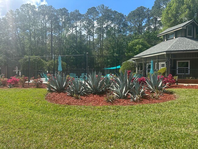 Building Photo - Sprawling Brick Home, Beautiful Water View...