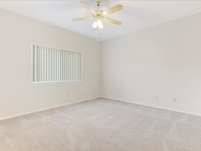 Building Photo - 4 bedroom 2.5 Bath
