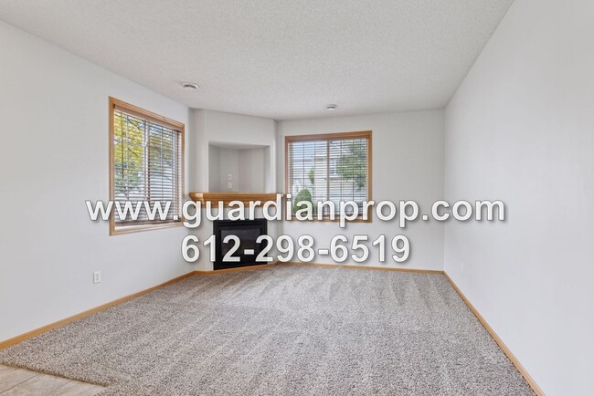 Building Photo - End Unit Townhouse Available Now, Open Floor Plan, Fireplace, Patio, Large Primary Suite