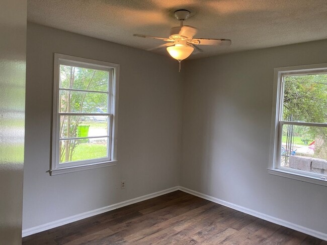 Building Photo - 145 Aster Cir