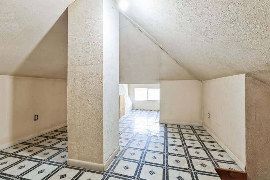Building Photo - 1573 Jermain Dr