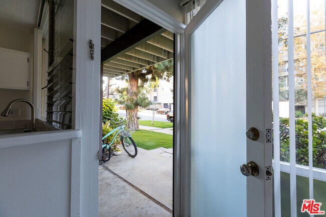 Building Photo - 11131 Rose Ave