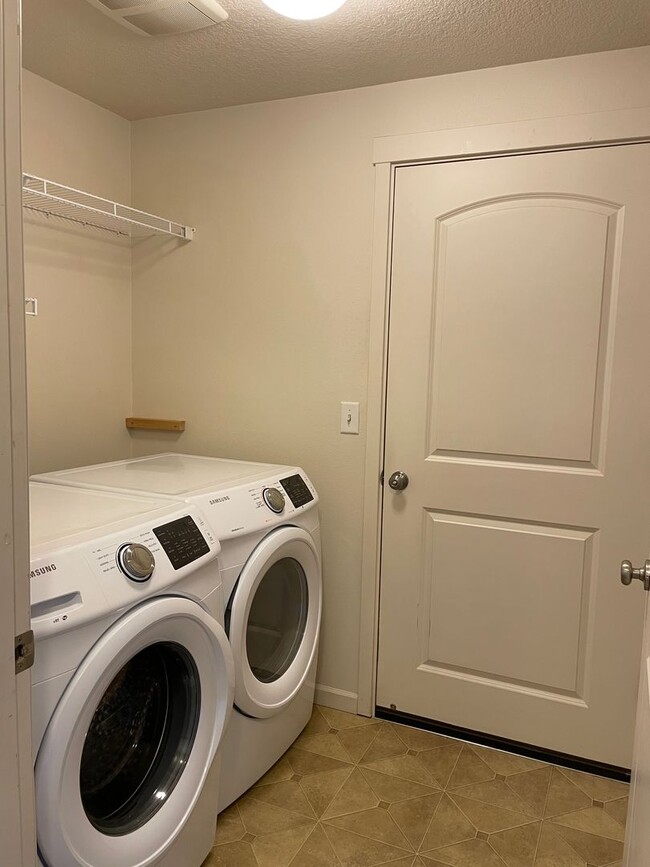 Building Photo - CHARMING Ranch-Style Home in Ridgefield, WA! 3 Bedrooms & 2 Baths! Walk-In Closet! Spacious Floor...