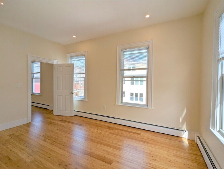 Building Photo - 15 Cameron Ave