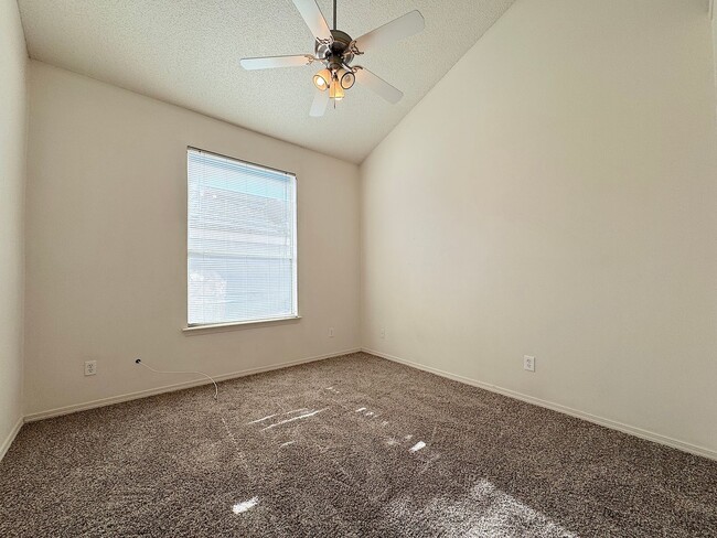 Building Photo - East El Paso 4 bed Refrig A/C!