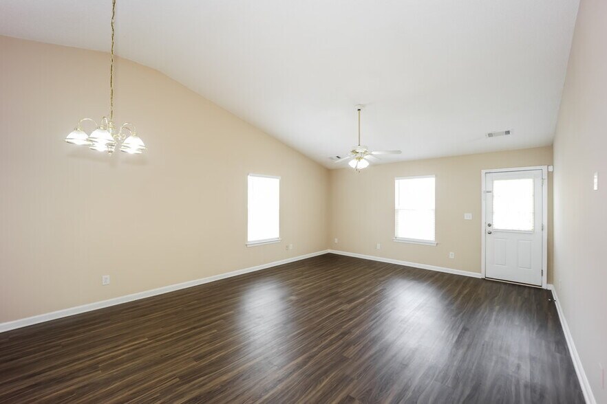 Building Photo - 2167 Red Oak Cir