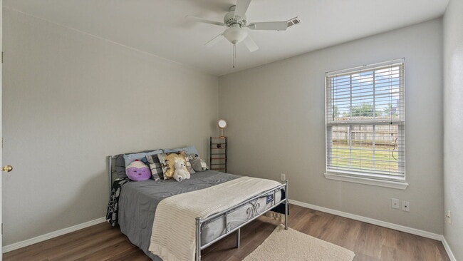 Building Photo - "Homey 3-Bedroom Retreat with 2 Full Baths...