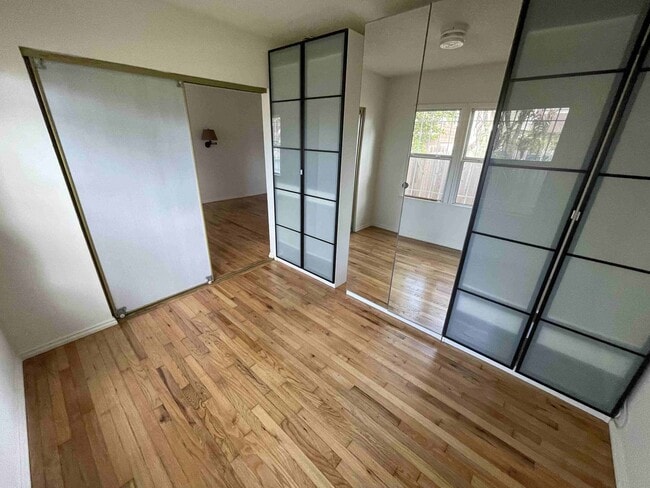Building Photo - CENTRALLY LOCATED HOME IN BEVERLYWOOD!