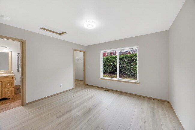 Building Photo - NO SHOWINGS AT THIS TIME~ 5 Bedrooms ( one brm is on main floor) and 4 bathrooms (2 are on main f...