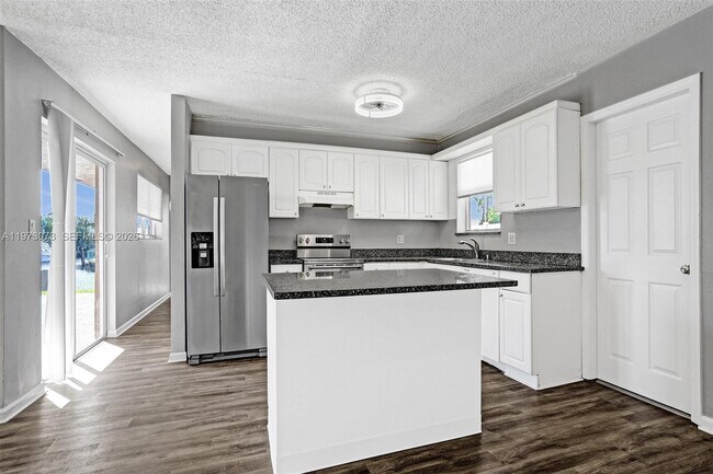 Building Photo - 949 SE 10th Ct