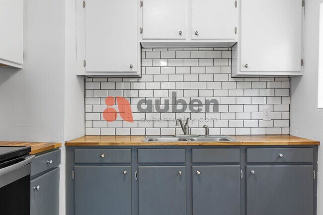 Building Photo - 3 Bedroom Home in St. Elmo! $350 off your ...