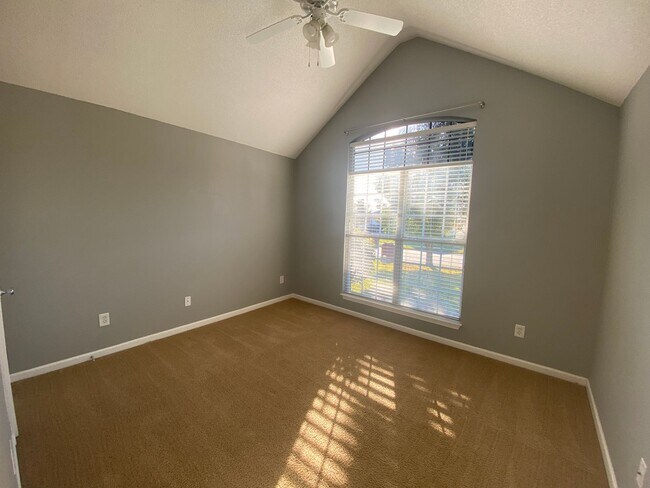 Building Photo - 221 Stirling Bridge Dr