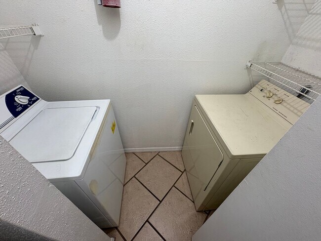 Building Photo - 1/1 Condo for Rent in Fort Myers