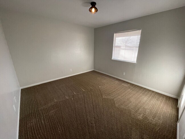 Building Photo - 552 Lawson Ln