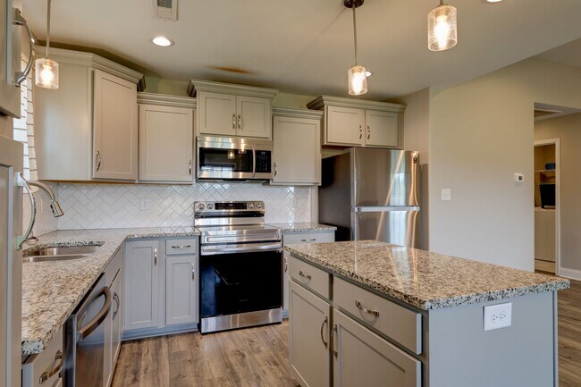 Building Photo - Sharp 3 bed 2 bath with Bonus room and nice fenced yard.