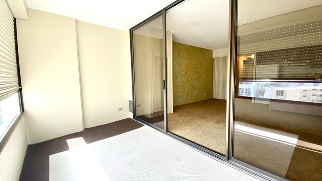 Building Photo - AVAILABLE NOW! STUDIO WITH 1 PARKING IN MAKIKI