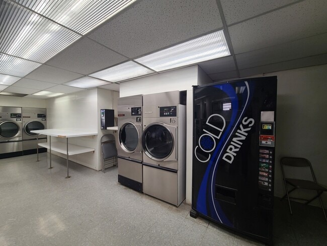 Building Photo - 2400 N Lakeview Ave