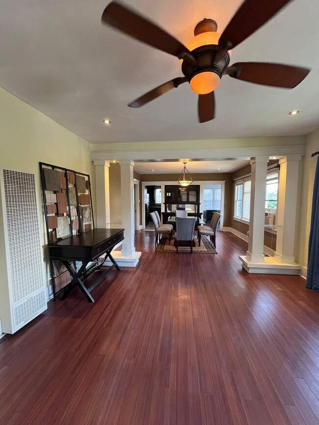 Building Photo - House: 2 Bedroom with Den , 2 Bath and pri...