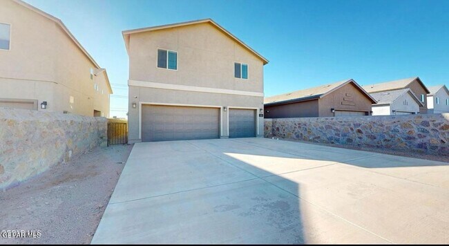 Building Photo - 14925 Pebble Hills Blvd