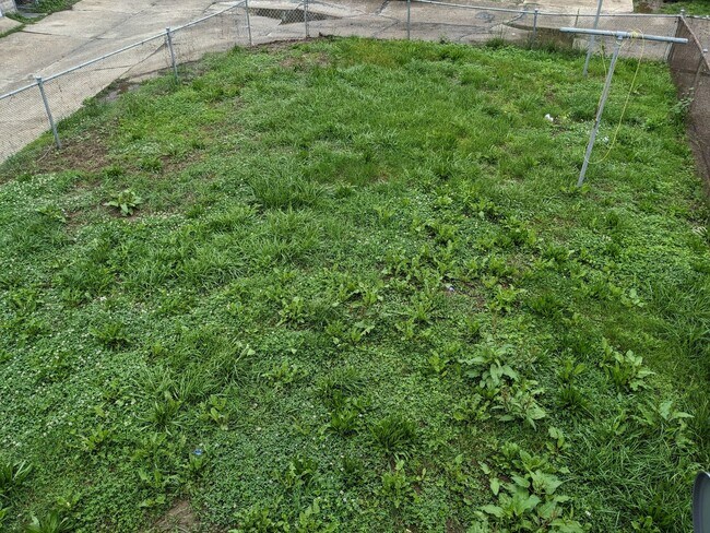 Building Photo - 2 BEDROOM TOWNHOUSE WATER INCLUDED VOUCHERS ACCEPTED