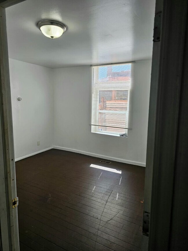 Building Photo - Private Guy Room in 5 bedroom 2 bath triplex