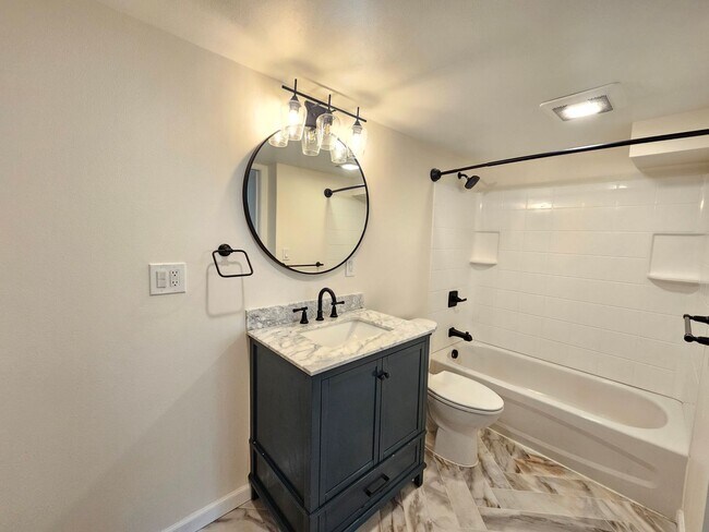 Building Photo - $2,300 - 4 Bed / 2 Bath Charming Home In P...