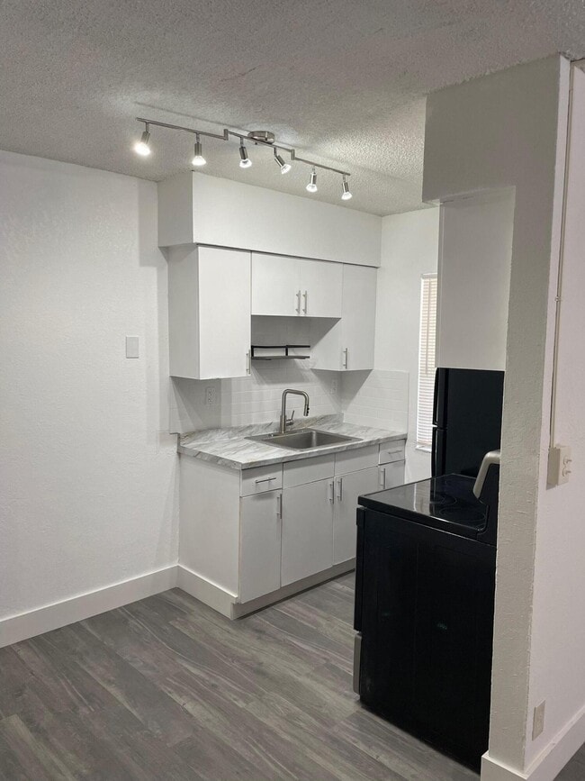 Building Photo - 1450 SW 8th Ct