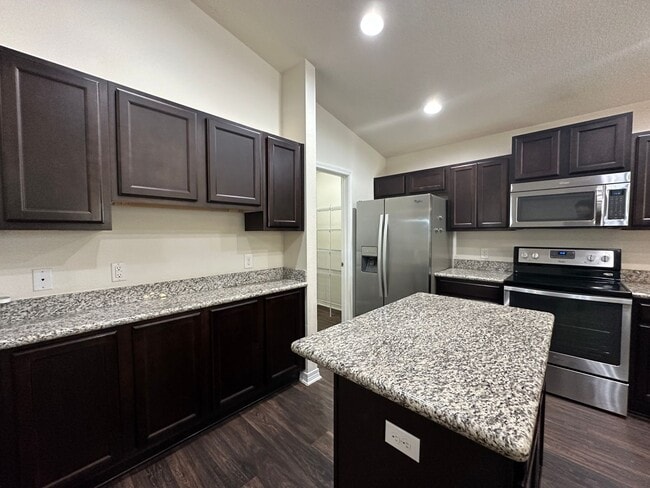Building Photo - 4 bedroom 2 bath craftsman style home for ...