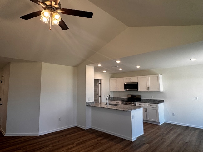 Building Photo - 935 N Labrador Ave