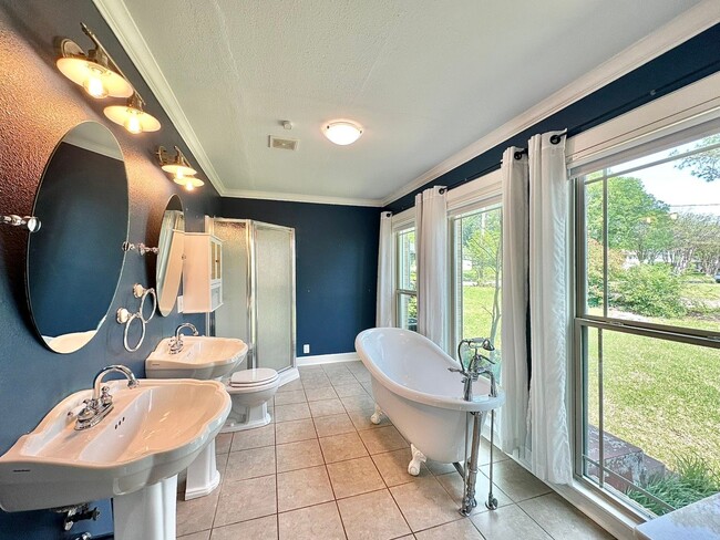 Building Photo - Spacious 4 Bedroom in the Heart of Tyler! Available Now!