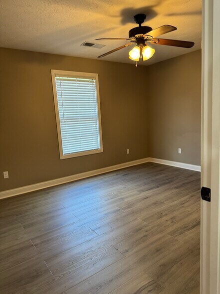 Building Photo - 6068 Lauren Ln