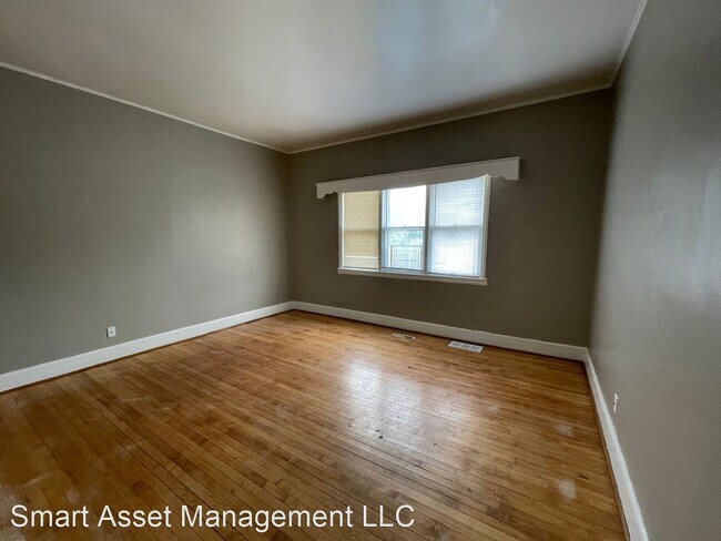 Building Photo - 5 br, 1 bath House - 321 E Meinecke Ave