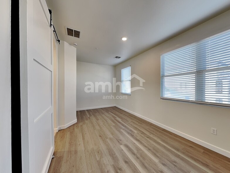 Building Photo - 881 S Storment Ln