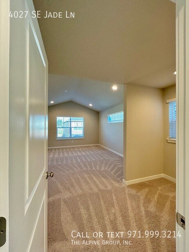 Building Photo - 4027 SE Jade Ln