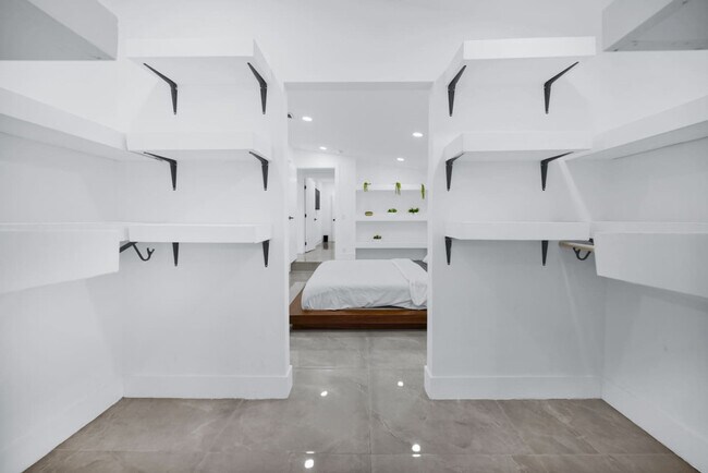 Building Photo - 5313 NE 1st Ave