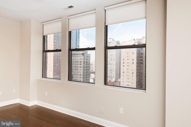 Building Photo - 220 S 16th St