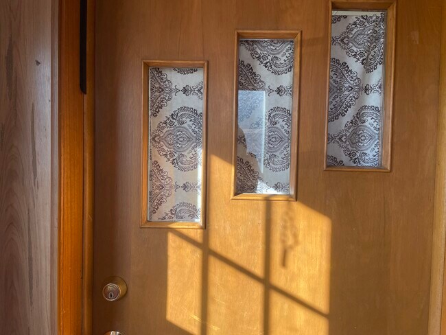 Building Photo - 556 E 5th St