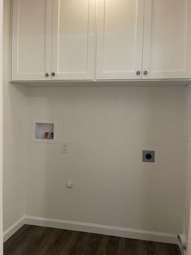 Building Photo - Townhouse in a gated community near Creeks...