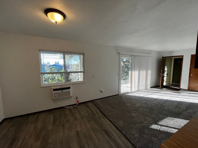 Building Photo - 618 Center St