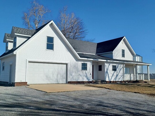 Building Photo - Country Living!