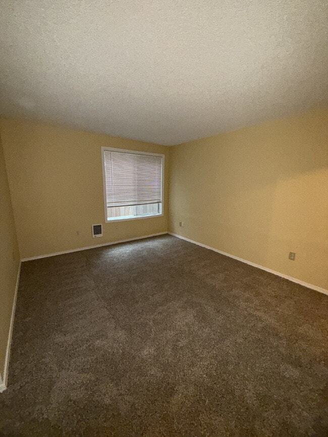 Building Photo - Fairwood Area Unit Available with Move-In Special!