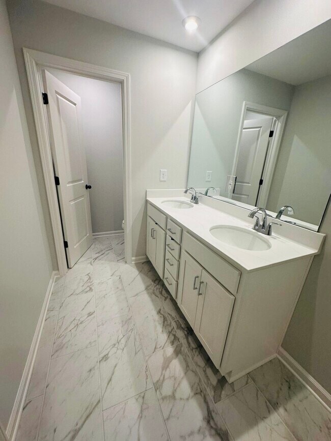 Building Photo - 853 York Aly