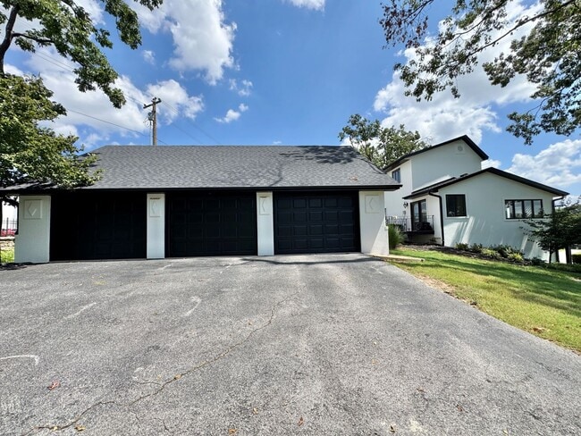 Building Photo - Executive NWA home with POOL and SHOP