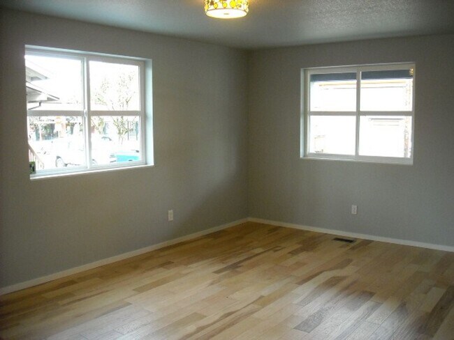 Building Photo - Charming SE Bungalow 3 Bed 2 Bathroom with Washer & Dryer