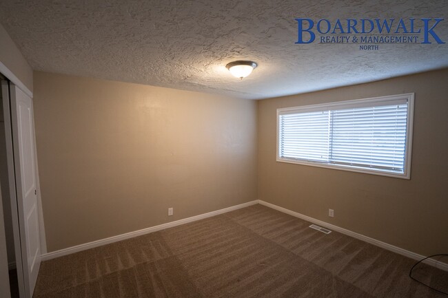 Building Photo - Pet Friendly 3 Bdrm in Sunset!