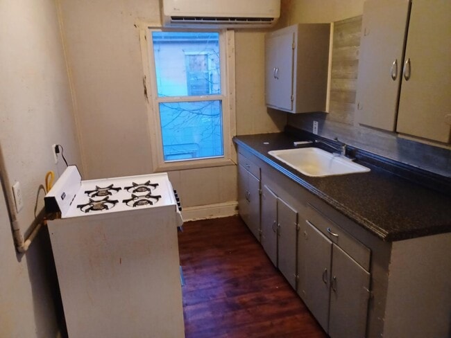 Building Photo - 214 E 8th St